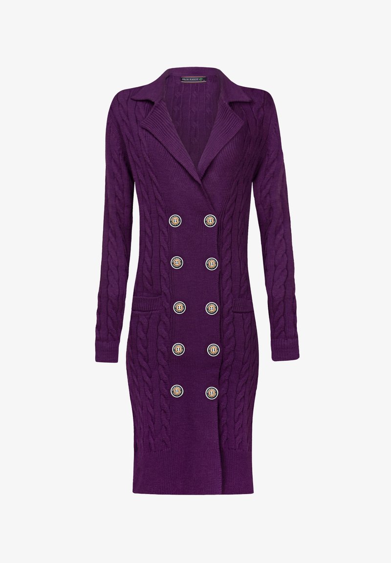 Abito cardigan lavorato a maglia viola con design doppiopetto, texture a trecce, due tasche frontali e bottoni metallici rotondi.