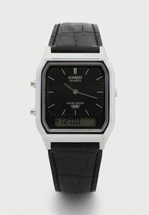 Quartzové hodinky Casio s obdĺžnikovým strieborným púzdrom, čiernym analógovo-digitálnym displejom, čiernym koženým remienkom s textúrou a vodeodolnou funkciou.