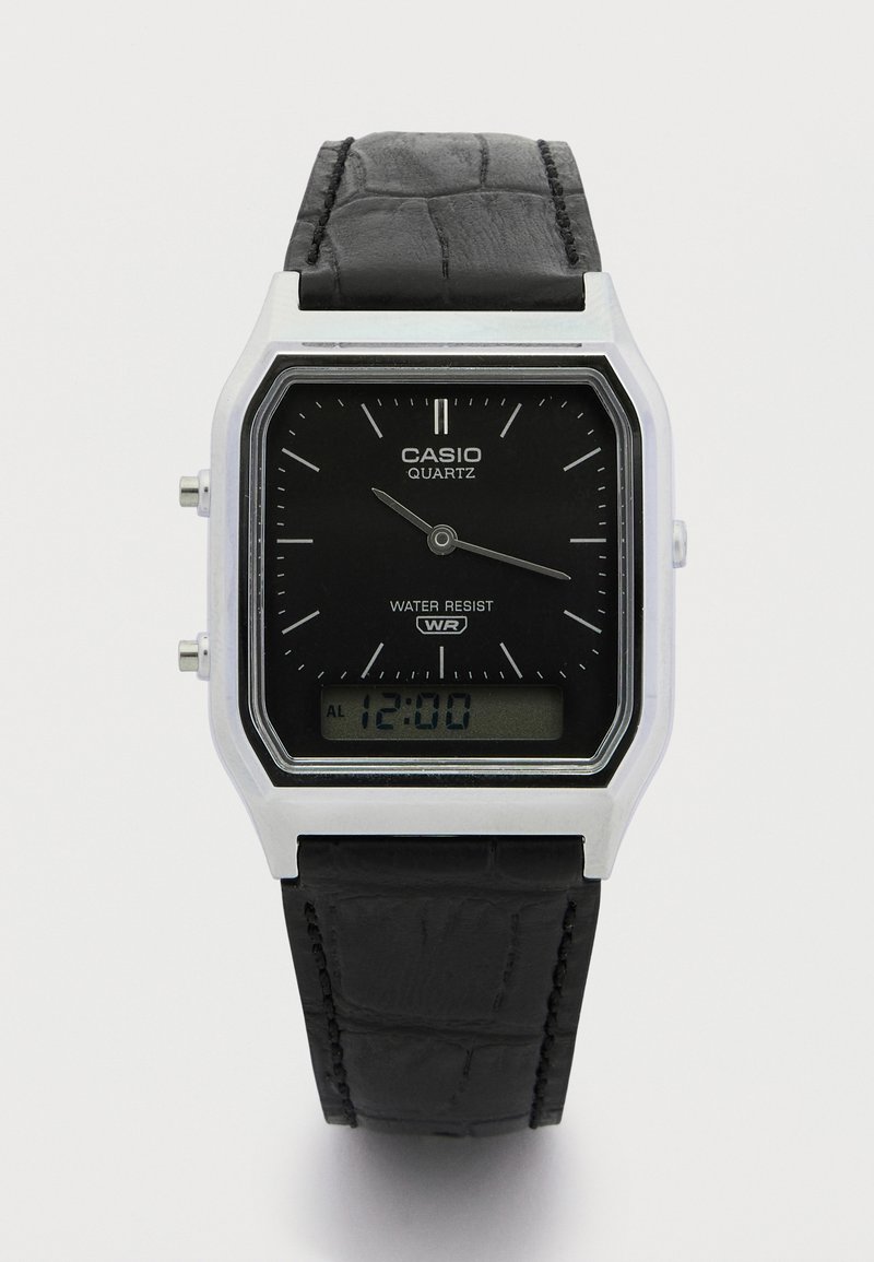 Casio křemíkové hodinky s obdélníkovým stříbrným pouzdrem, černým analogovým a digitálním displejem, černým strukturovaným koženým páskem a funkcí odolnosti vůči vodě.