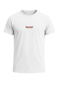 Ein weißes Baumwoll-T-Shirt mit einem roten aufgedruckten Logo, das auf der Brust "Neverless® Pasta Lovers Club" liest. Kurze Ärmel und runder Halsausschnitt.