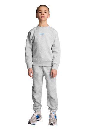 Szary zestaw składający się z bawełnianej bluzy i spodni dresowych, z prążkowanymi mankietami oraz małym niebieskim logo na piersi. Szczegóły obejmują elastyczne mankiety przy kostkach.