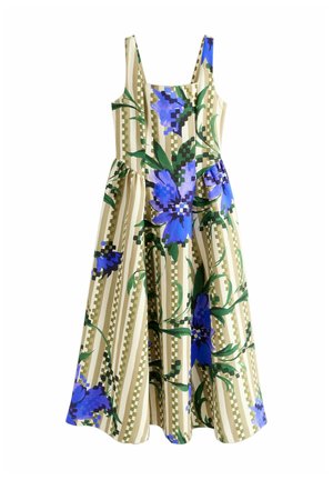 Sukienka midi bez rękawów z beżowo-białymi pionowymi paskami, ozdobiona dużymi niebieskimi i fioletowymi wzorami kwiatowymi oraz zielonymi liśćmi.