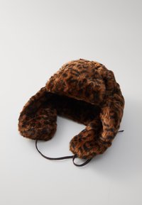 Hnědá a černá leopardí potisková kožešinová čepice s ušními klapkami, disponující měkkou texturou a bradou pro bezpečné uchycení.