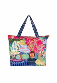 Borsa tote in tessuto colorato con un mix di motivi floreali e astratti, manici blu decorati con accenti floreali bianchi, forma rettangolare.