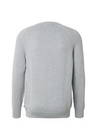 Pull en maille gris clair à manches longues avec poignets et ourlet côtelés, vue de dos avec un motif texturé subtil aux épaules et sur les côtés.
