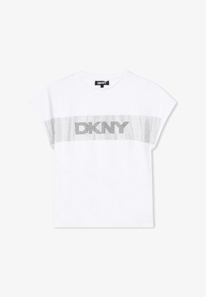 Witte t-shirt met korte mouwen met een zilveren DKNY-logo op de borst, vervaardigd uit zachte stof met een gladde textuur.