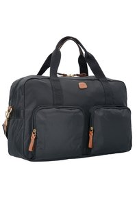 Borsone nero in nylon con doppie tasche anteriori con zip, dettagli in pelle marrone, manici superiori e un ampio scomparto principale con zip dorata.