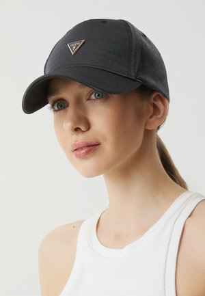 Czarna czapka z textured materiału z zakrzywionym daszkiem i złotym trójkątnym logo. Posiada klasyczny design i regulowany pasek z tyłu.