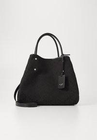 Borsa a tracolla nera con superficie texturizzata, doppi manici, accessori in argento e un'etichetta staccabile con dettagli del logo.