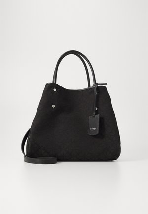 Sort totebag med struktureret overflade, dobbelt håndtag, sølvfarvet hardware og et aftageligt mærke med logo detalje.