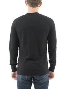 Czarny sweter z długim rękawem, o miękkiej teksturze, z okrągłym dekoltem, ściągaczami przy mankietach i u dołu, pokazany z tyłu, bez widocznych wzorów ani elementów metalowych.