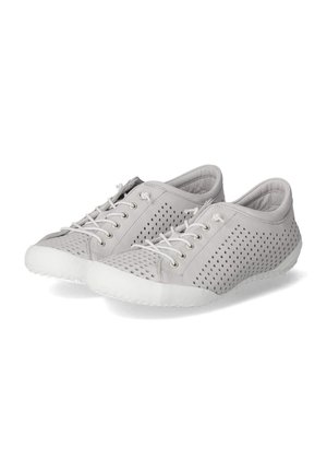 Lichtgrijze casual lage schoenen met geperforeerde zijkanten en witte rubberen zolen, met veterafsluitingen, schuin geplaatst om de binnen- en voorkant te laten zien.