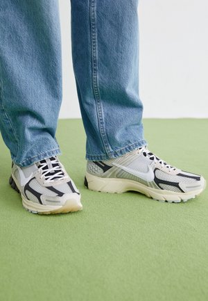 ZOOM VOMERO 5 PRM UNISEX - Trainers - pale ivory/white/light bone/light orewood brown/black/pure platinum