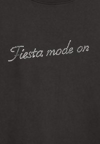 Črna majica z napisom "Fiesta mode on" iz srebrnih kristalčkov, s preprostim okroglim izrezom in mehkim, teksturiranim materialom.