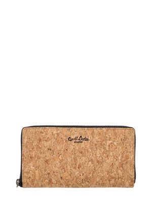 Rektangulær pung lavet af naturligt korkmateriale med sort lynlås og Gusti Leder Studio-logo trykt på frontens midte.