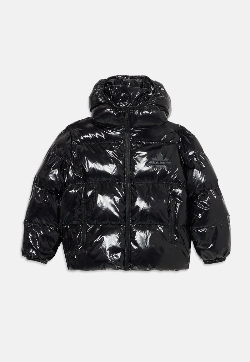 Melnā pūkainā jaka ar spīdīgu apdari, pārāk liels kapuce, rāvējslēdzēja aizdare un divas priekšējās kabatas. Iespējas ietver izšūtus paneļus un elastīgas aproces.