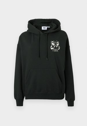 Svart hoodie med ficka fram, snörning på huvan och en vit fjärilsdesign på vänster bröst. Tillverkad av mjukt, texturerat tyg.