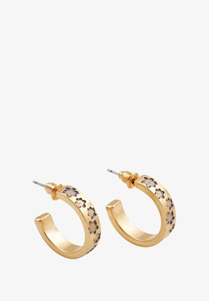 Guldøreringe i hoops med en tekstureret overflade, der har blomstermønstre i mørkeblå. Inkluderer stifter til sikker fastgørelse.