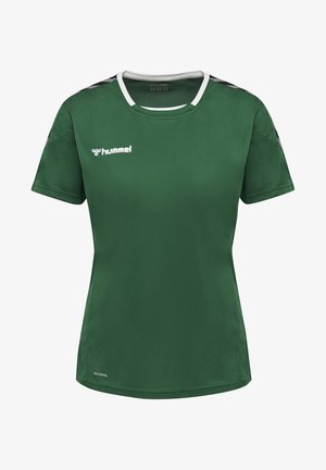 Zielona sportowa koszulka z krótkim rękawem z białym logo Hummel na piersi, pasy w kształcie strzałek na ramionach oraz białą lamówką wokół kołnierza.