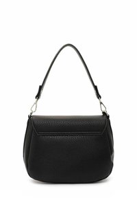 Czarna skórzana torebka o teksturowanym wykończeniu, z zaokrąglonym kształtem, górnym uchwytem i klapą zamykaną na srebrne akcenty.