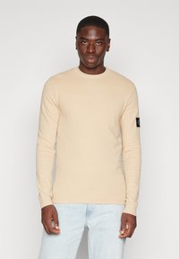 Calvin Klein Jeans BADGE TEE - Hosszú ujjú felső - warm sand