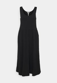 Robe maxi sans manches noire en tissu doux, présentant un décolleté arrondi et une silhouette fluide, avec une taille froncée pour plus de mouvement.