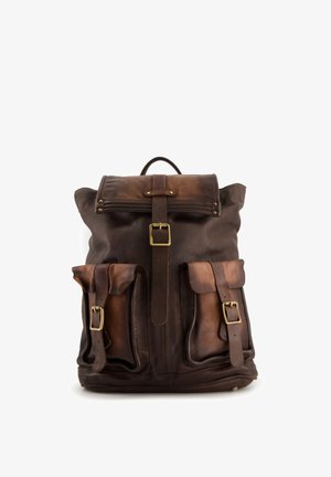 Bruine leren rugzak met opgerolde bovenkant, sluiting aan de voorkant met gesp en twee zijzakken. Voorzien van messing accessoires en een textuurrijke afwerking.
