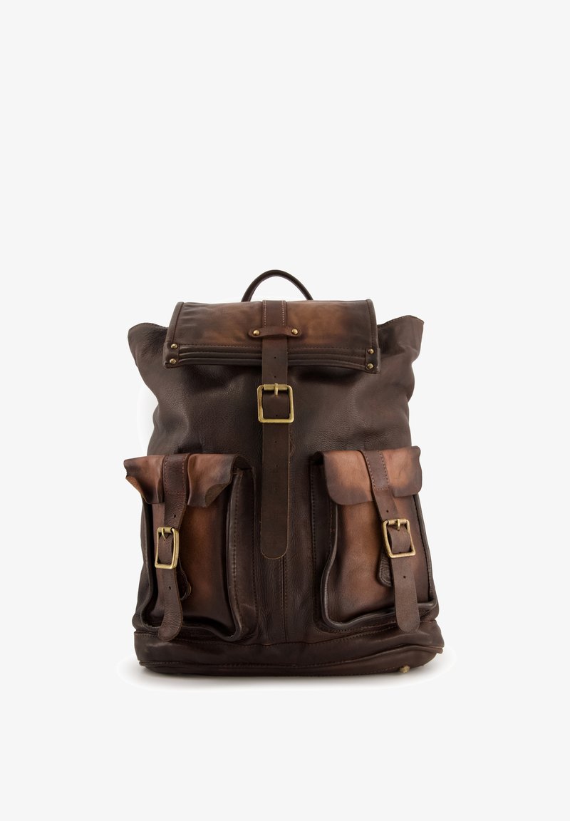 Bruine leren rugzak met opgerolde bovenkant, sluiting aan de voorkant met gesp en twee zijzakken. Voorzien van messing accessoires en een textuurrijke afwerking.