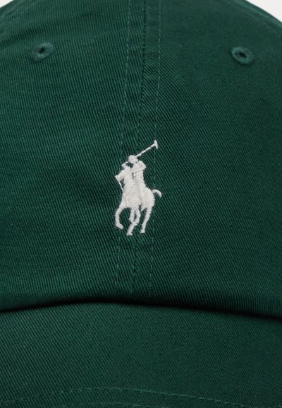 Grön basebollkeps i kordflöjtstyg med en vit broderad logotyp av en häst och ryttare framtill.