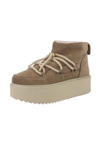 Botín de ante marrón con una gruesa suela de plataforma beige. Presenta cordones de cuerda y un pequeño acento dorado cerca de la parte superior. Superficie texturizada.