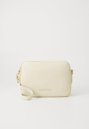 Kermansävyinen suorakaiteen muotoinen Valentino-nahkainen crossbody-laukku, jossa kultaiset yksityiskohdat ja irrotettava rannerenkaan hihna valkoisella taustalla.