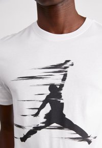 Jordan CREW - Μπλουζάκι με στάμπα - white/black