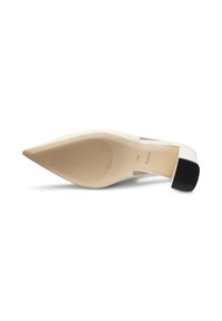 Chaussure beige à bout pointu vue par la semelle, avec une zone de grip texturée et un talon bloc noir, taille 40, de marque Boss.