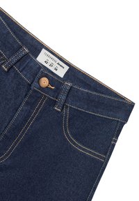 Jeans in denim blu scuro con cuciture arancioni a contrasto, tasche frontali arrotondate e chiusura con bottone in metallo. L'etichetta mostra le taglie: 42, 27, 38.