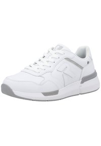 Bílé sportovní tenisky s hladkým koženým svrškem, texturovanými šedými akcenty, polstrovaným jazykem a gumovou outsole. Šňůrky jsou bílé.