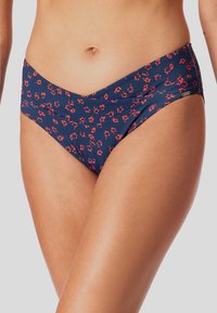 Marine bikini onderbroek met rood bloemenpatroon, hoge taille ontwerp, gladde textuur en subtiele zijkanten. Voorzien van een logo label aan de zijkant.