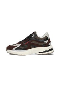Zapatillas de deporte de malla y cuero marrón con acentos en negro, punta redonda, gruesa suela media blanca y cordones negros; presenta un sutil detalle del logotipo.