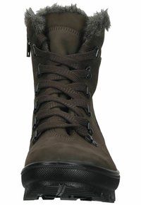 Brauner wasserdichter Stiefel mit strukturiertem Äußeren, gefüttertem Kragen aus Fell, schwarzer Gummisohle und dunklen Schnürsenkeln durch Metallhaken.