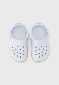 Heledad sinised puugid ventilatsioonipuurude, tekstuuriga jalapadjaga, kandstrapi ja valge tallaga, millel on lilla aktsent. Valmistatud sünteetilisest materjalist.
