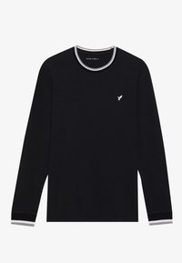Camiseta de manga larga negra con cuello acanalado y acentos en los puños a rayas en gris y blanco. Pequeño logo de pájaro blanco en el lado izquierdo del pecho.