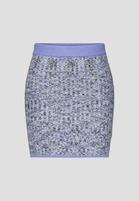 Gebreide mini-jurk in lichtblauw en lavendel met een textuurpatroon, voorzien van een geribde tailleband en contrasterende afwerking langs de zoom.