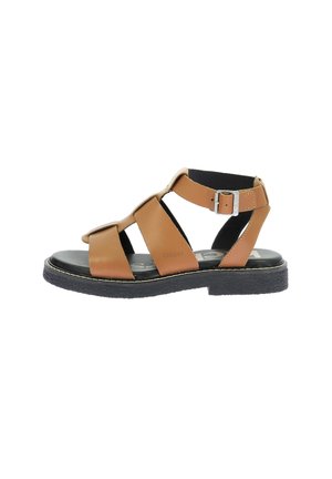 Sandales en cuir marron avec plusieurs lanières, fermeture par boucle et semelle noire texturée. Design plat avec un rembourrage minimal.