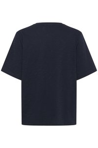 Tamsiai mėlyna trumpomis rankovėmis marškinėliai su apvaliu iškirpimu, laisvas pjūvis ir lygus, šiek tiek tekstūruotas audinys. Nėra matomų ženklų ar raštų.