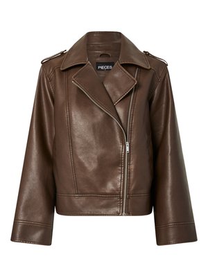 Veste de moto en cuir marron avec un col cranté, une fermeture éclair diagonale et des manches larges ornées d'épaulettes.