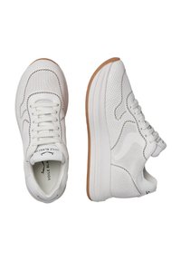 Sneaker bianche con parte superiore in mesh, dettagli perforati e suola in gomma colorata. Punta arrotondata, lacci piatti e linguetta imbottita.