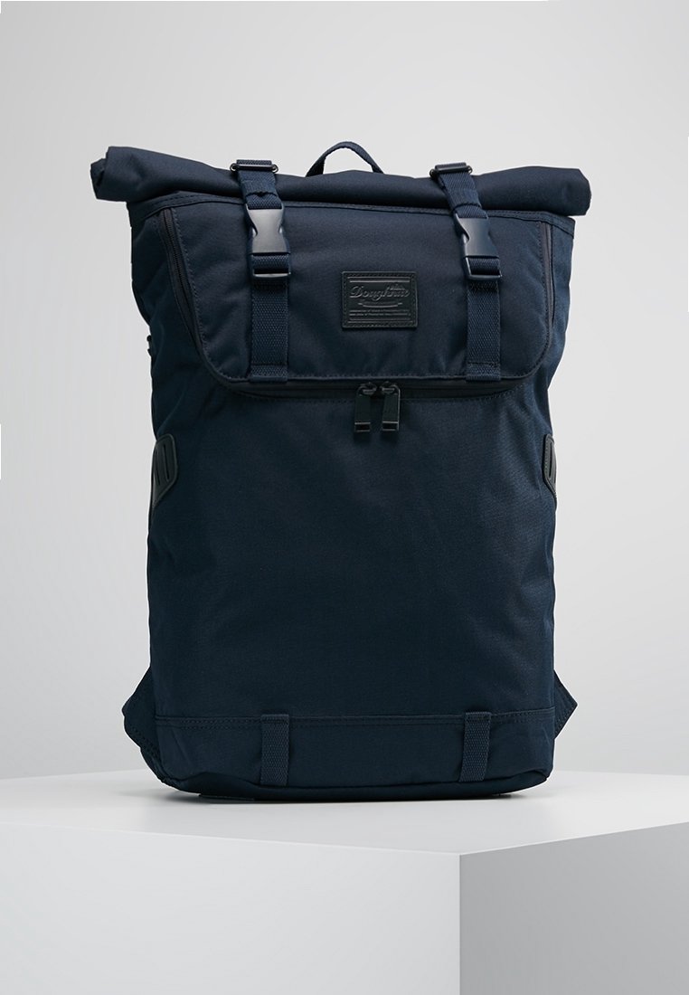 Námořnický modrý batoh s rolovacím víkem vyrobený z odolné tkaniny. Má nastavitelná ramena, přední kapsu na zip a logo nášivku na přední straně.