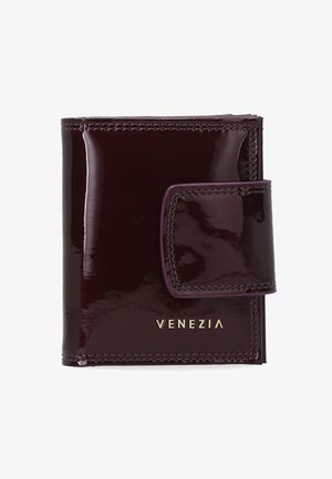 Venezia punge læderpung i dyb bordeaux med tryklås, prydet med guldtekst og glat, blank tekstur.