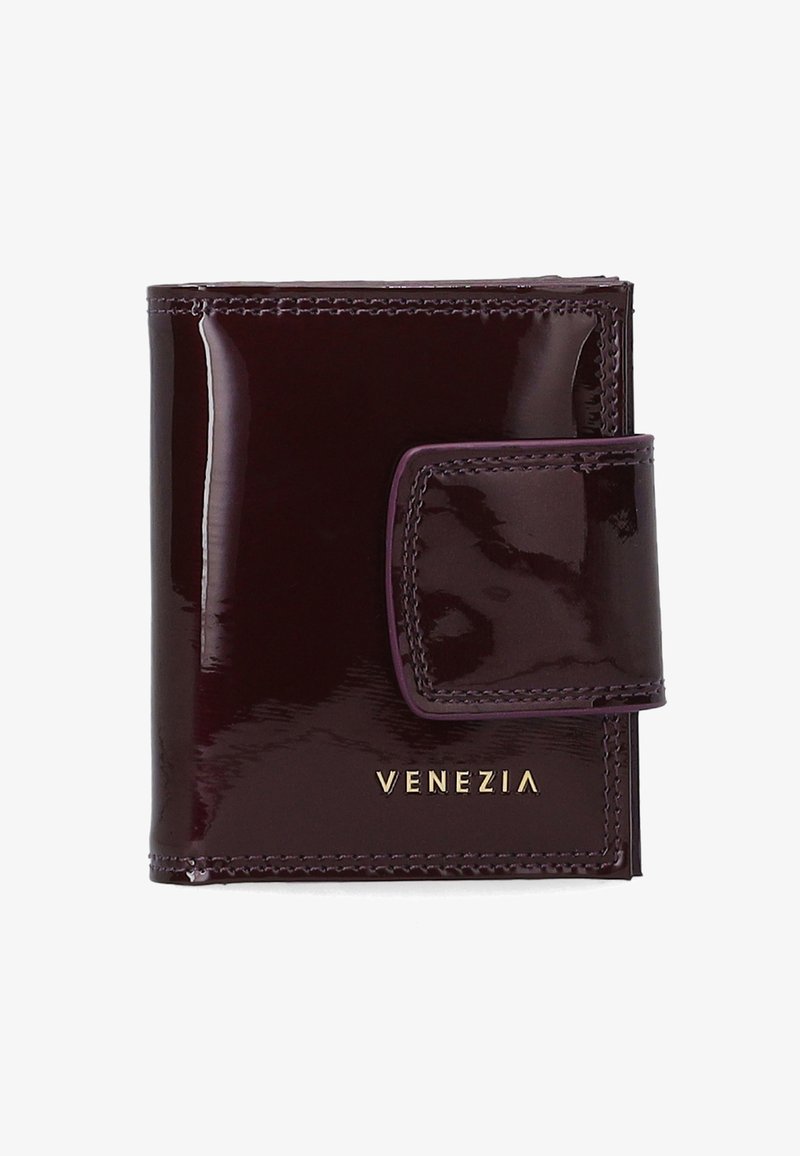 Venezia punge læderpung i dyb bordeaux med tryklås, prydet med guldtekst og glat, blank tekstur.