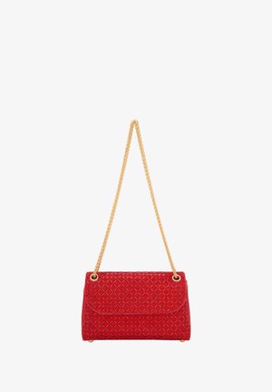Rode geweven handtas met een klep sluiting, gouden ketting schouderband en een gestructureerd patroon. Voorzien van metalen hardware voor de bevestiging van de band.