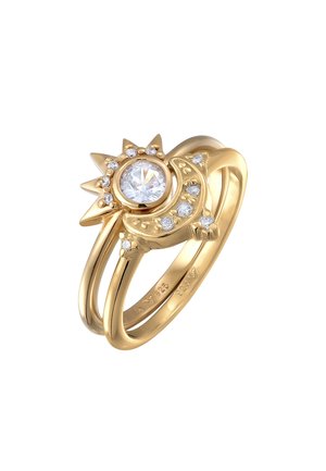 Gouden ring met een centrale ronde heldere steen, geaccentueerd door een ontwerp van zon en maan met spijkers, versierd met kleinere heldere stenen.